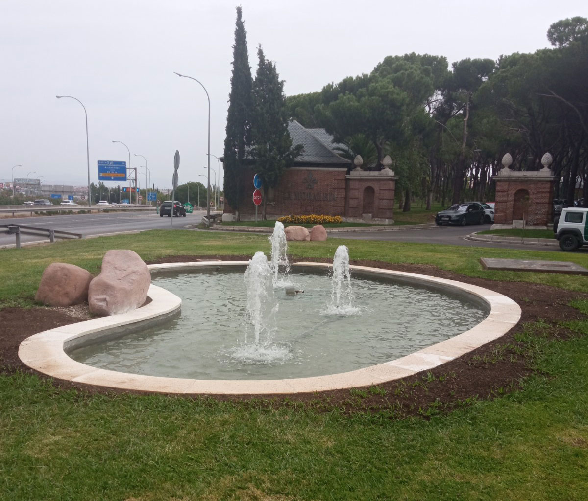 Fuentes ornamentales en Plaza de la Moraleja y Plaza Acceso por la N1