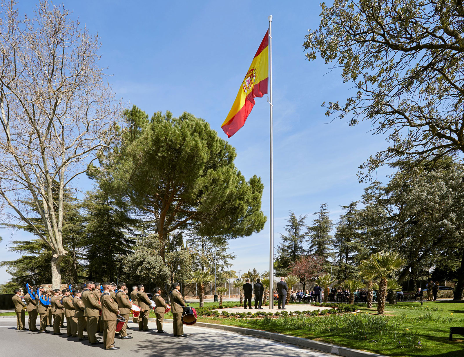 Acto de inauguración e izado de la bandera de España